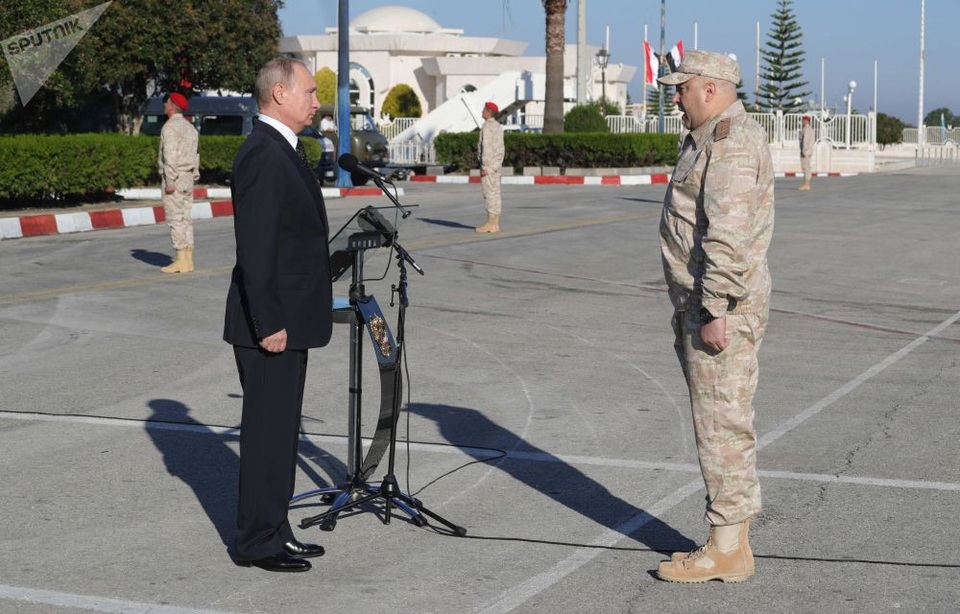Chỉ huy lực lượng tác chiến Nga tại Syria Sergei Surovikin báo cáo kết quả với Tổng thống Putin tại Syria. (Ảnh: Sputnik)