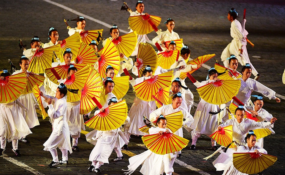 Mãn nhãn lễ hội quân nhạc lớn nhất thế giới tại Nga - 3 Tại lễ hội quân nhạc Tháp Spasskaya, khán giả sẽ được theo dõi trực tiếp các phần diễu hành, các tiết mục âm nhạc, hát múa và các màn biểu diễn võ thuật đẹp mắt đi kèm hiệu ứng âm thanh, ánh sáng và pháo hoa ấn tượng. Trong ảnh: Các đạo sĩ từ Trung Quốc biểu diễn với quạt.