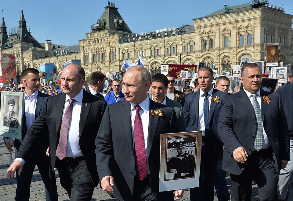 Đội cận vệ bí ẩn nhất nước Nga bảo vệ Tổng thống Putin - 3 Tổng thống Putin cầm chân dung của cha, ông Vladimir Spiridonovich Putin - một cựu binh Thế chiến 2, trong cuộc tuần hành ở Moscow năm 2016 (Ảnh: TASS)