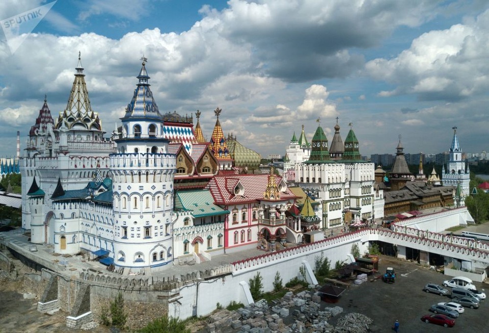 Mãn nhãn với vẻ đẹp của thủ đô nước Nga từ trên cao - 3 Cung điện Kremlin nhiều màu sắc tại Moscow là điểm đến thu hút của khách du lịch khi tới Nga. Đây là nơi diễn ra nhiều hội chợ và lễ hội của Nga. Kiến trúc của cung điện được xây dựng theo phong cách của các lâu đài ở Nga từ trước thế kỷ 17 và lấy cảm hứng từ các câu chuyện cổ tích của Nga