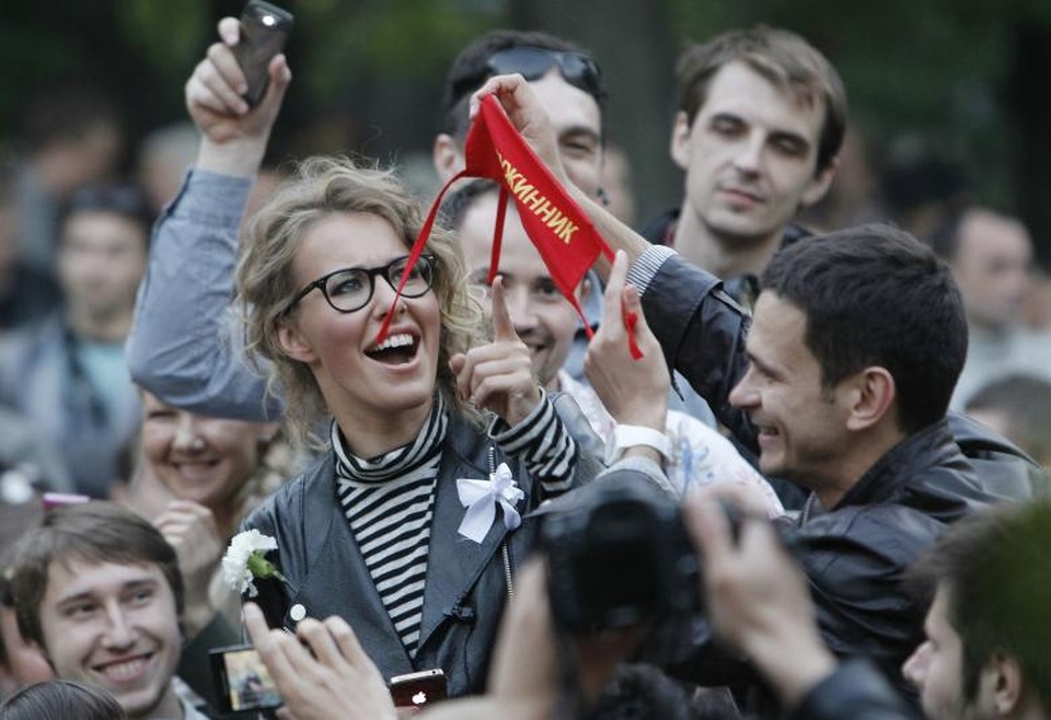Chân dung nữ MC xinh đẹp tranh cử tổng thống Nga - 3 Không chỉ có cha là chính trị gia, mẹ của Ksenia Sobchak, bà Lyudmila Narusova, cũng là một nghị sĩ tại hạ viện Nga. Sau khi tốt nghiệp từ Đại học MGIMO danh tiếng ở Moscow, Ksenia Sobchak trở thành MC của chương trình truyền hình thực tế Dom 2 và nhanh chóng gặt hái được thành công sau đó.