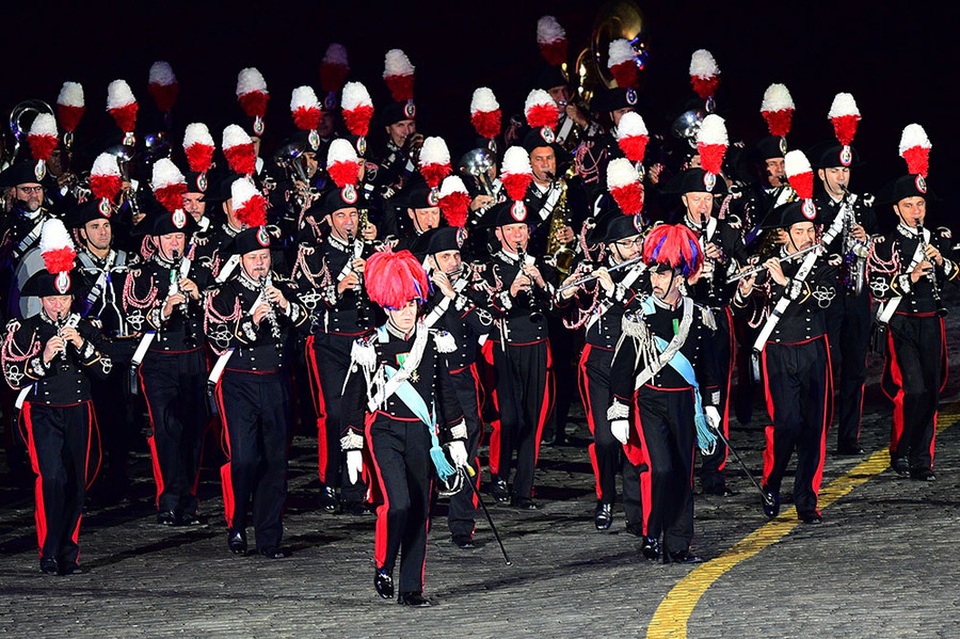 Mãn nhãn lễ hội quân nhạc lớn nhất thế giới tại Nga - 5 Đội Carabinieri của Italy với trang phục ấn tượng và nhạc cụ biểu diễn chủ yếu là kèn.