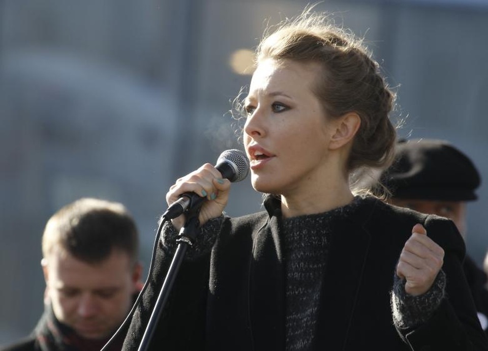 Chân dung nữ MC xinh đẹp tranh cử tổng thống Nga - 2 Sobchak là con gái của cố Thị trưởng St Petersburg Anatoly Sobchak - người từng tuyển ông Putin vào làm việc tại tòa thị chính thành phố trong thập niên 1990. Ông Anatoly Sobchak được xem là người thầy giúp Tổng thống Putin khởi đầu sự nghiệp chính trị.