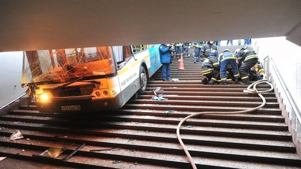 Lời khai ban đầu của tài xế, được xác định danh tính là Viktor Tikhonov, 58 tuổi, cho biết người này đã tìm cách dừng xe buýt lại nhưng hệ thống phanh không hoạt động. Một số nguồn tin cho biết tài xế có thể đã ngủ gật và vô tình thực hiện thao tác tăng tốc. (Ảnh: RT)