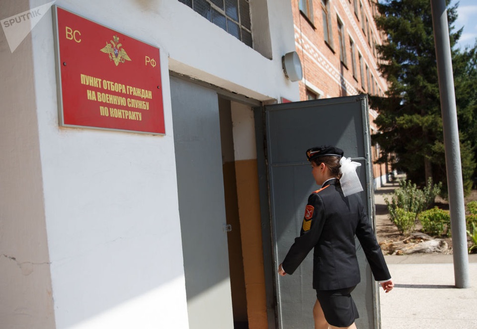 Những bóng hồng điều khiển "chim sắt" tương lai của quân đội Nga - 8 Trong chuyến thăm tới trường Krasnodar, các cô gái có thể thử kỹ năng lái máy bay mô phỏng Yak-130 ngay tại trường.