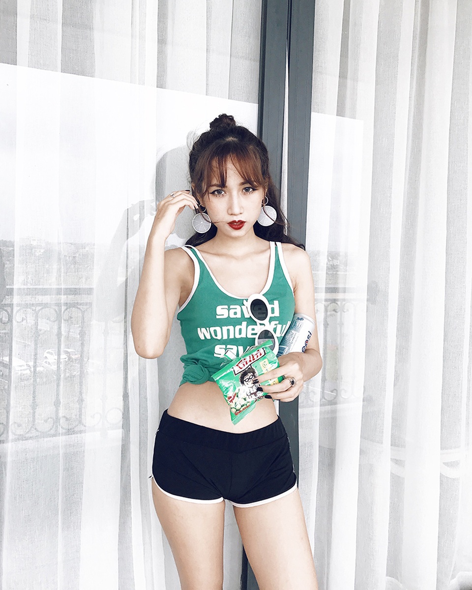 Ai bảo nhỏ bé thì không thể sexy, cô gái 9X này chứng minh điều ngược lại - 3 Nga chia sẻ: “Trước đây mình chỉ mặc đồ đơn giản và thoải mái thôi nhưng sau đó mình cảm thấy trang phục như vậy hơi bị nhàm chán nên đã quyết định thử thay đổi bản thân theo phong cách sexy cá tính hơn. Mình thấy nó khá hợp với mình và cũng nhận được nhiều sự ủng hộ của mọi người nên mình đã quyết định sẽ theo đuổi phong cách này”.
