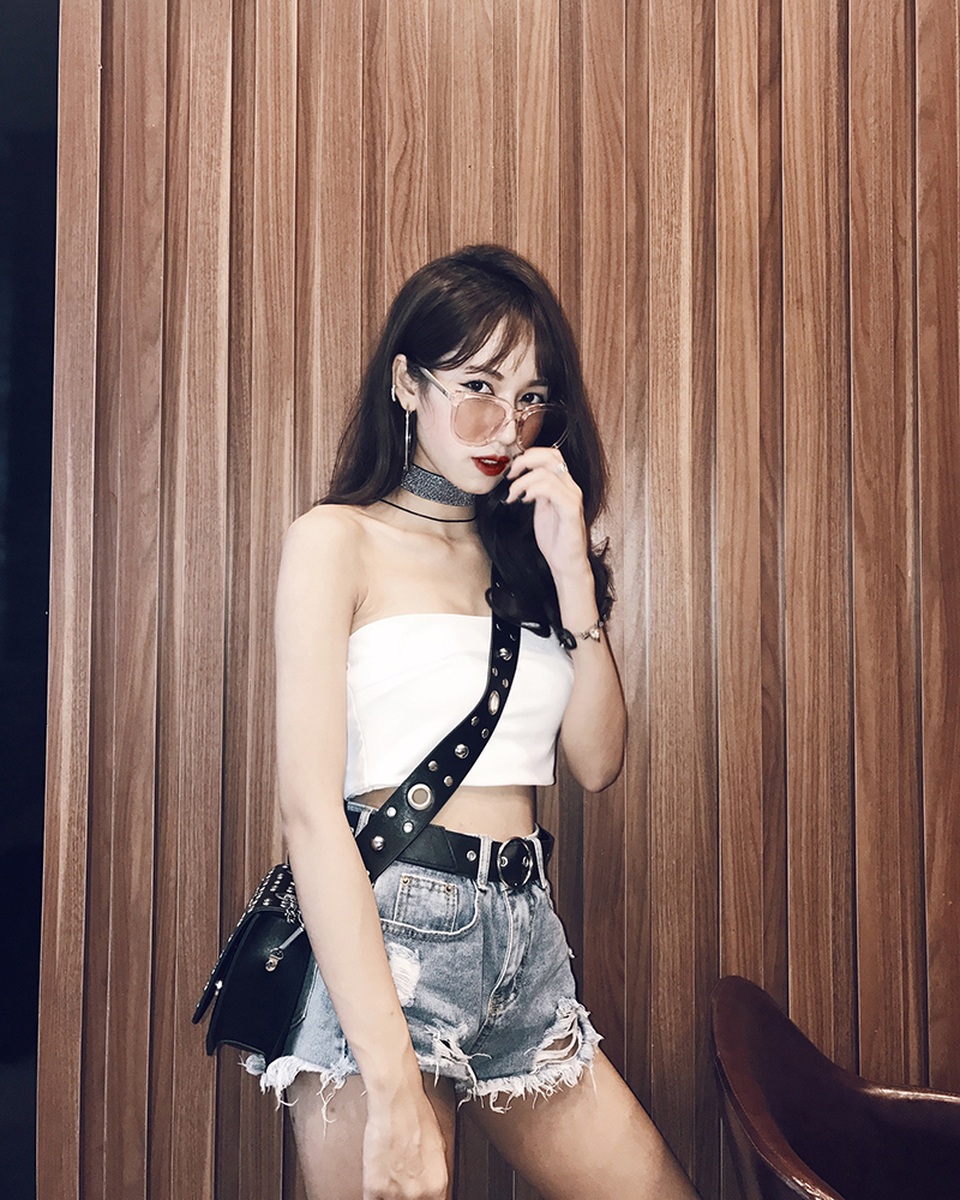 Ai bảo nhỏ bé thì không thể sexy, cô gái 9X này chứng minh điều ngược lại - 2
Đoàn Nga cao 1,6m, nặng 45kg, số đo 3 vòng lần lượt là 82 - 58 - 85. Với vóc người nhỏ nhắn như thế này, Nga cũng đã từng đắn đo về chuyện lựa chọn phong cách thời trang ra sao cho phù hợp với sở thích và và thân hình.