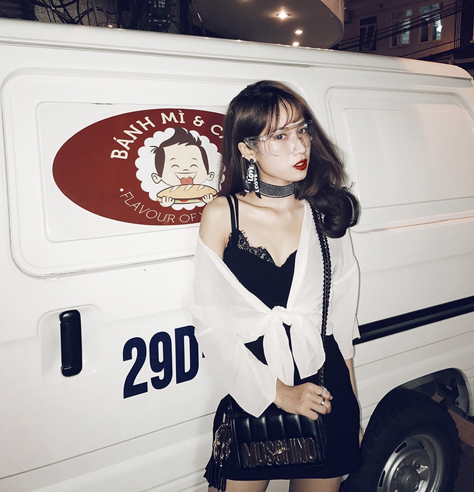 Ai bảo nhỏ bé thì không thể sexy, cô gái 9X này chứng minh điều ngược lại - 1
Đoàn Thu Nga sinh ngày 4/11/1996. Nga sinh ra và lớn lên ở Hà Nội. Cô đang là một sinh viên của ĐH Điện lực. Bên cạnh đó, công việc của Nga là người mẫu ảnh, diễn viên livestreamer và kinh doanh quần áo trên mạng.