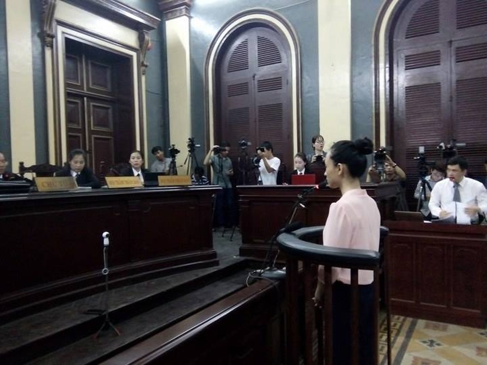 
Phương Nga đang trả lời câu hỏi của luật sư bảo vệ cho ông Cao Toàn Mỹ
