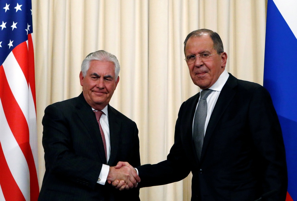 Ngoại trưởng Mỹ nói quan hệ với Nga "đang xuống thấp" - 1 Ngoai trưởng Nga Sergey Lavrov (trái) bắt tay người đồng cấp Mỹ Rex Tillerson trong cuộc họp báo hôm 12/4 tại Moscow (Ảnh: Reuters)