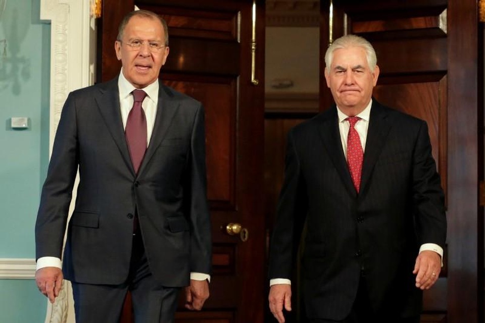 Nga tuyên bố chuẩn bị khởi kiện Mỹ - 1 Ngoại trưởng Nga Sergei Lavrov (trái) và Ngoại trưởng Mỹ Rex Tillerson trong cuộc gặp tại Washington hồi tháng 5 (Ảnh: Reuters)
