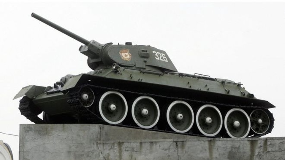 Nga cảnh báo Ba Lan không di chuyển tượng đài Thế chiến 2 - 1
Xe tăng T-34 của Liên Xô (Ảnh: AFP)
