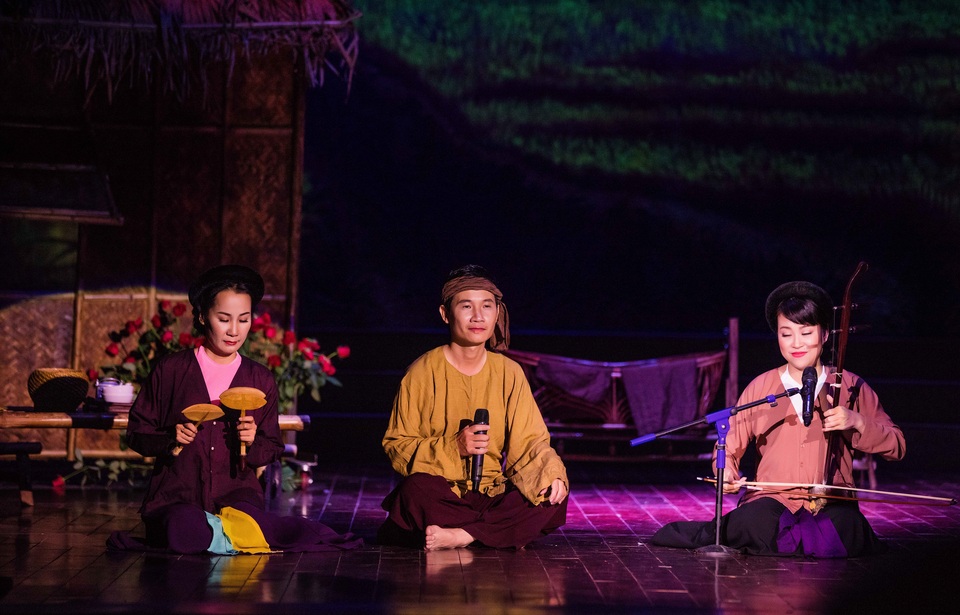 NSƯT Thanh Ngoan khiến khán giả rơi nước mắt khi hát xẩm “Thập ân” - 3 Nhạc sĩ Giáng Son, nhà nghiên cứu Nguyễn Quang Long và nghệ sĩ Mai Tuyết Hoa cùng kết hợp trong một tiết mục.