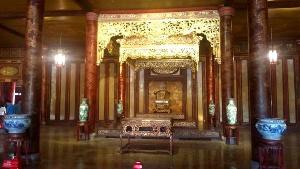 Ngai vàng triều Nguyễn đã về lại điện Thái Hòa - 1 Chiếc ngai vàng đã được Trung tâm Bảo tồn Di tích Cố đô Huế đưa về đặt tại vị trí cũ giữa điện Thái Hòa sau gần 20 ngày tu sửa ngôi điện (ảnh: Trung tâm Bảo tồn Di tích Cố đô Huế)