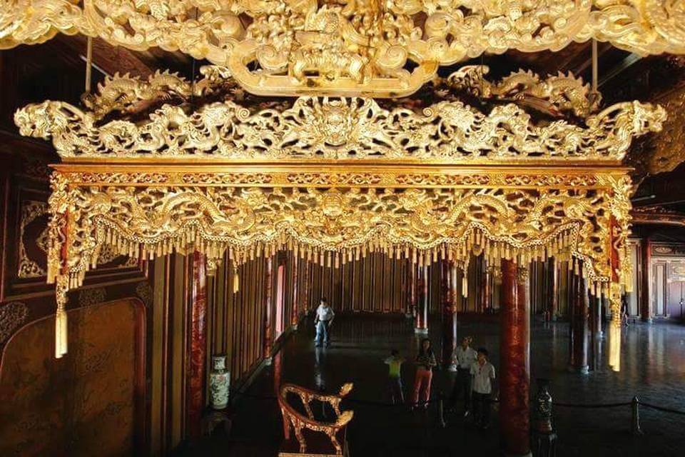 Ngai vàng triều Nguyễn đã về lại điện Thái Hòa - 2 Chiếc bửu tán đẹp lộng lẫy nằm phía trên ngai vàng sát nóc điện Thái Hòa (ảnh: Trung tâm Bảo tồn Di tích Cố đô Huế cung cấp)