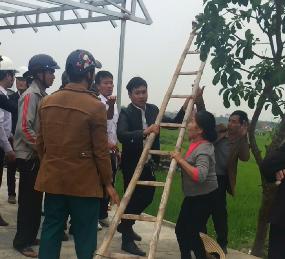 "Mổ xẻ" clip Thượng uý CSGT cản trở lực lượng chức năng - 2
Hình ảnh Thượng uý Trương Anh Tuấn và người nhà ngăn cản lực lực lượng chức năng đang tháo dỡ công trình vi phạm (Ảnh cắt từ clip)