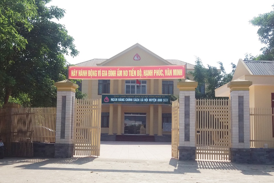 Vốn ưu đãi dành cho người nghèo "chạy" về nhà cán bộ - 4
Phòng giao dịch Ngân hàng Chính sách xã hội huyện Anh Sơn hiện đã thu hồi số tiền mà các cán bộ UBND xã Hội Sơn vay từ chương trình ưu đãi dành cho hộ khó khăn, hộ nghèo.