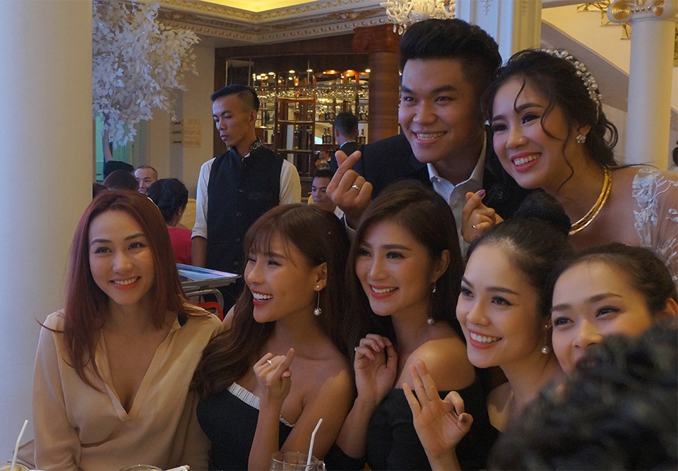 
Diệp Bảo Ngọc, Thúy Diễm, Thanh Trúc... cũng tạm gác công việc để về Trà Vinh chúc mừng đám cưới lần thứ hai của đồng nghiệp thân thiết.
