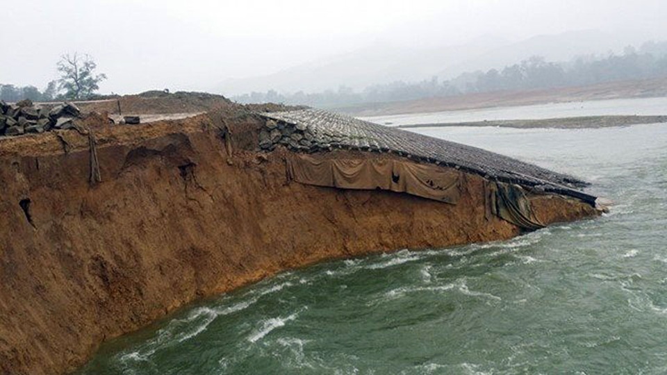 Sạt lở nghiêm trọng tại đại dự án thủy lợi Ngàn Trươi - Cẩm Trang - 3 Tình trạng sạt lở đang tiếp tục diễn ra khi dòng nước từ thượng nguồn đổ về còn rất lớn.