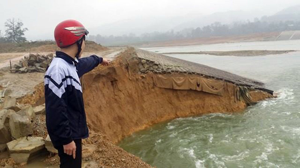 
Kè chống sạt lở hạ lưu công trình Thủy lợi Ngàn Trươi - Cẩm Trang (Vũ Quang – Hà Tĩnh) bị sạt lở nghiêm trọng
