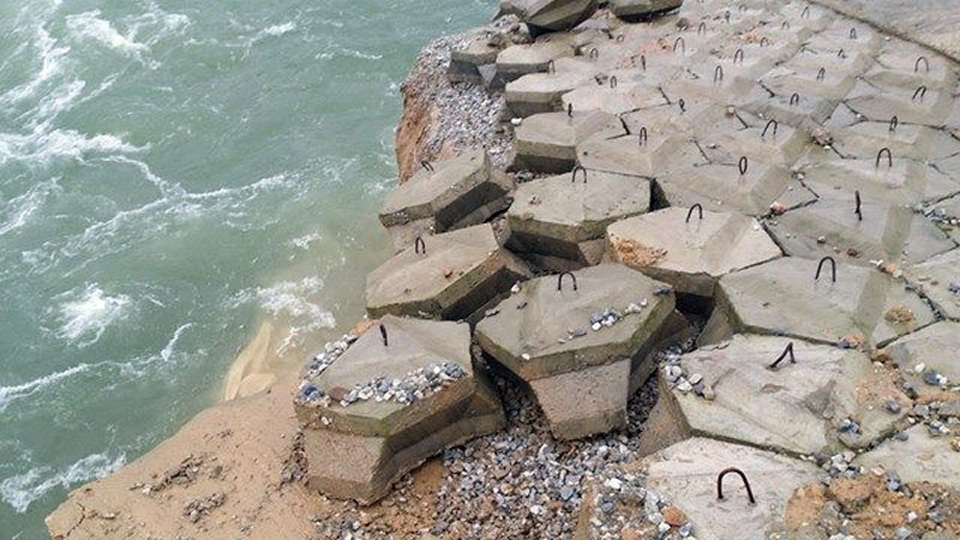 Sạt lở nghiêm trọng tại đại dự án thủy lợi Ngàn Trươi - Cẩm Trang - 5 Phần bờ kè chống sạt lở này đang chực chờ rơi xuống dòng nước lớn.