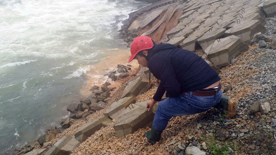 Sạt lở nghiêm trọng tại đại dự án thủy lợi Ngàn Trươi - Cẩm Trang - 1 Sạt lở khiến bờ kè với hệ thống dầm bê tông chịu lực, cấu kiện bê tông hình lục lăng... bị nước cuốn trôi.