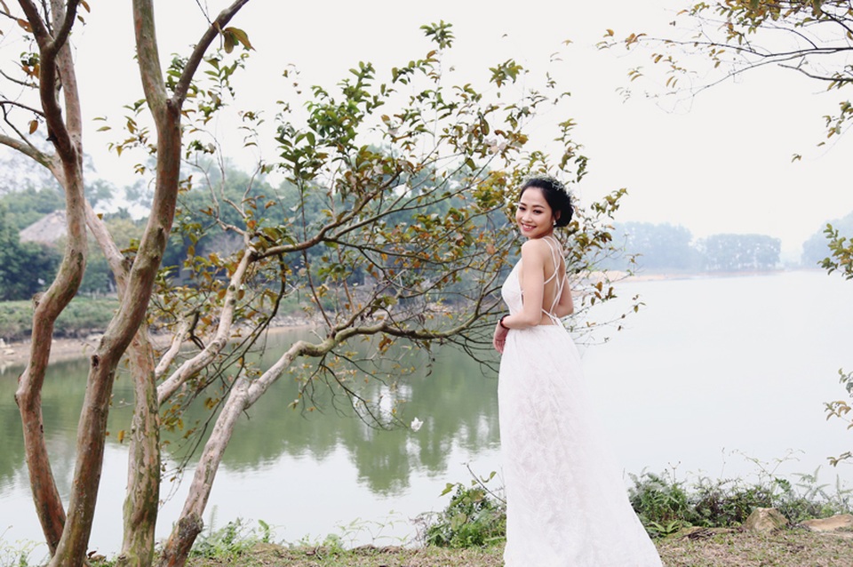 Hé lộ ảnh cưới lãng mạn của “búp bê thể dục” Ngân Thương - 12
Bộ ảnh cưới lãng mạn của cặp đôi được thực hiện ở vùng núi Hàm Lợn, Sóc Sơn, Hà Nội.