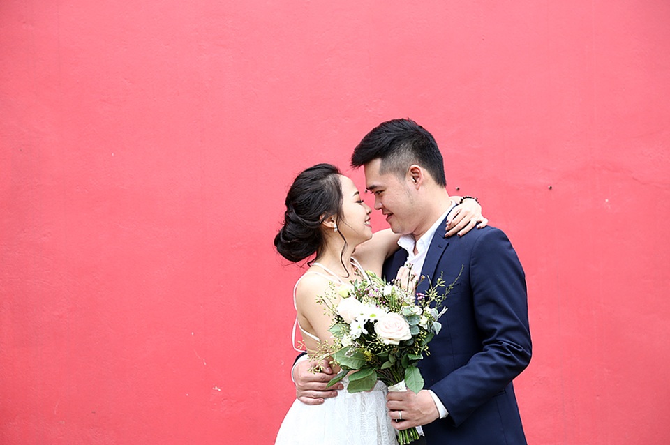 Hé lộ ảnh cưới lãng mạn của “búp bê thể dục” Ngân Thương - 5
Luôn được biết đến là một trong những hot girl thể thao xinh đẹp, Ngân Thương đã làm quen với ống kính máy ảnh. Song cả cô và chồng chưa cưới đều tỏ ra lúng túng khi cùng nhau chụp bộ ảnh ý nghĩa nhất cuộc đời.