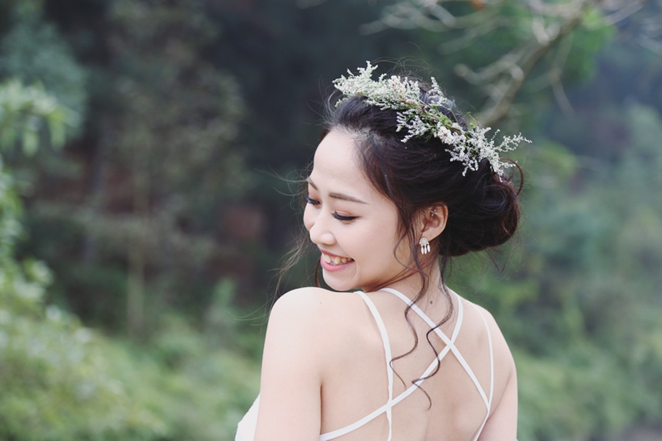 Hé lộ ảnh cưới lãng mạn của “búp bê thể dục” Ngân Thương - 7
“Búp bê vàng” khoe lưng trần gợi cảm