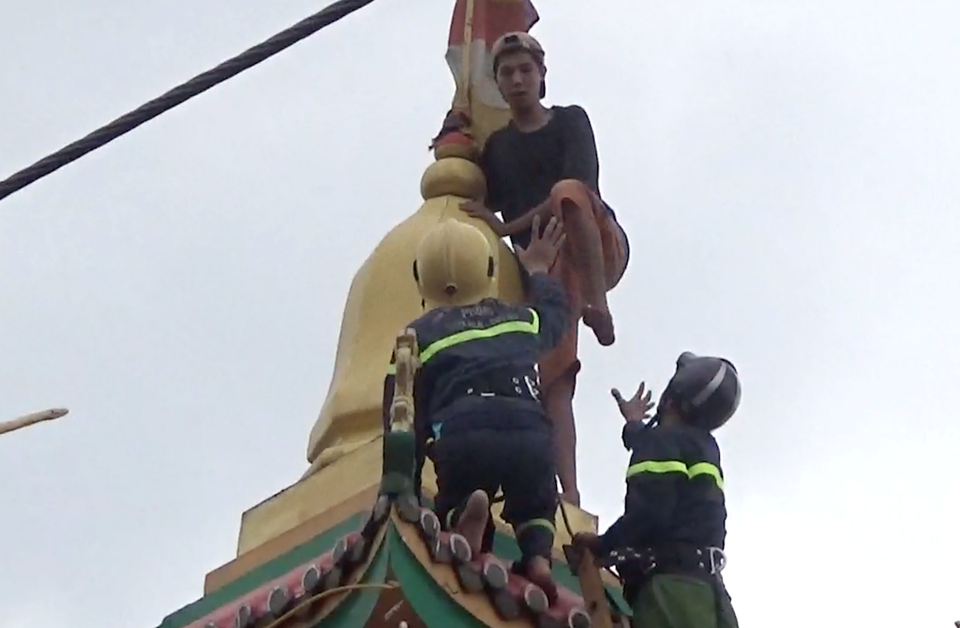 Khống chế thành công thanh niên “đu” gần 10 tiếng trên nóc chùa - 2 Thanh niên dùng chân đạp vào cảnh sát khi các chiến sĩ có ý định khống chế