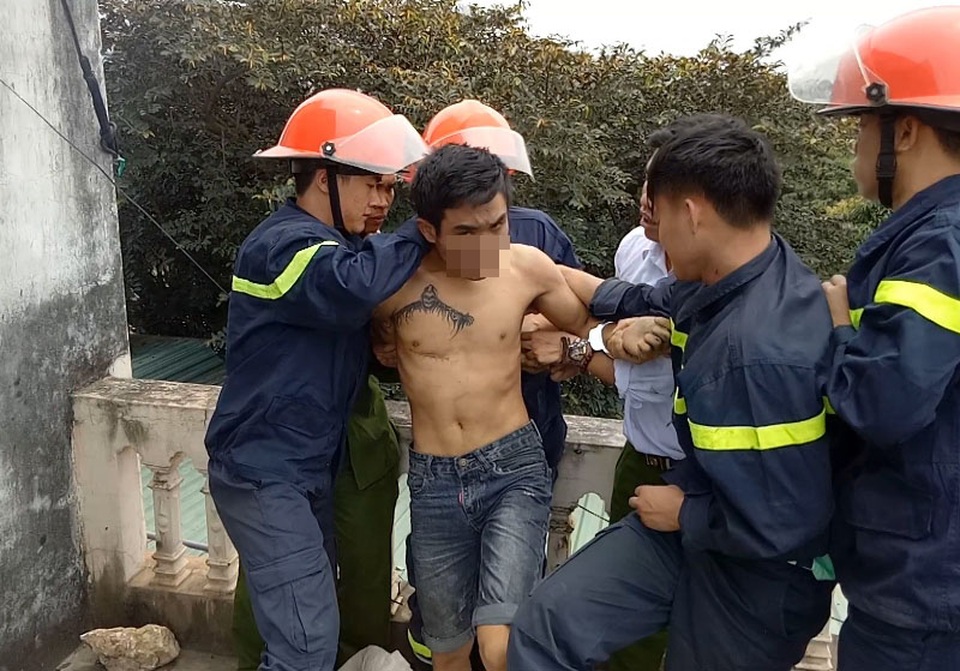 
Đối tượng bị khống chế, nghi đã sử dụng ma túy đá, tự đốt nhà và đang muốn nhảy lầu tự tử.
