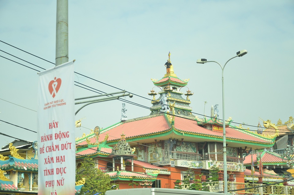 Thanh niên trèo lên nóc chùa quậy phá suốt nhiều giờ - 3 Thanh niên quậy phá, đứng trên nóc chùa cả buổi sáng