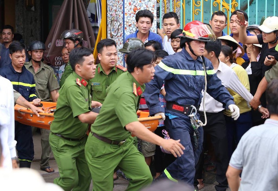 Khống chế thành công thanh niên “đu” gần 10 tiếng trên nóc chùa - 4 Khống chế thành công thanh niên “đu” gần 10 tiếng trên nóc chùa - 4