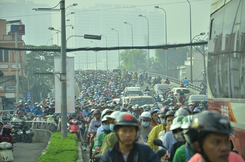 Thanh niên trèo lên nóc chùa quậy phá suốt nhiều giờ - 5 Giao thông qua khu vực kẹt cứng