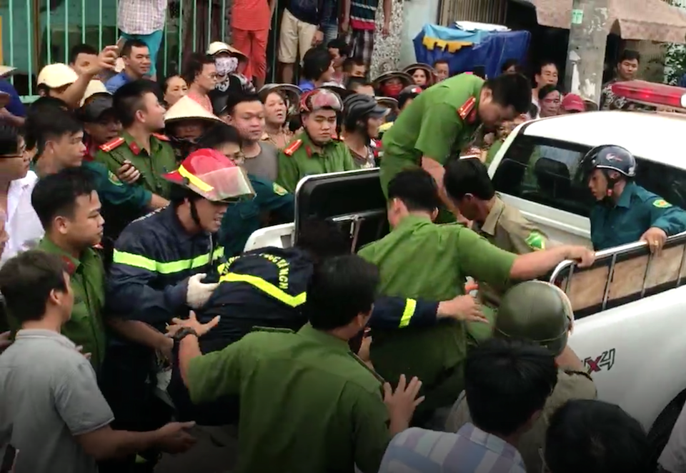 Khống chế thành công thanh niên “đu” gần 10 tiếng trên nóc chùa - 5 Thanh niên bị khống chế đưa lên xe về trụ sở