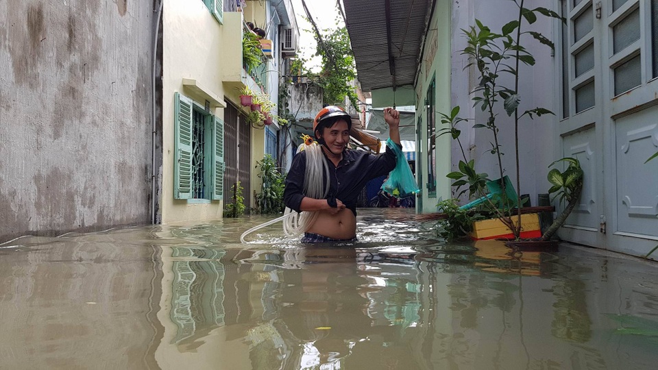 Nhà ngập sâu cả mét, dân Sài Gòn bỏ việc cứu tài sản - 8 Nhà ngập sâu cả mét, dân Sài Gòn bỏ việc cứu tài sản - 8