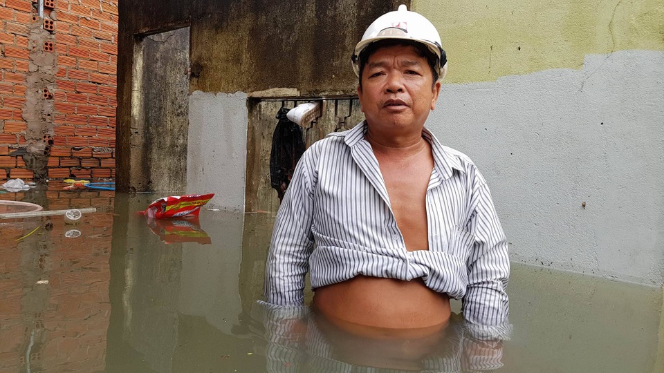 Nhà ngập sâu cả mét, dân Sài Gòn bỏ việc cứu tài sản - 9 Một số khu vực nước ngập đến nửa người lớn