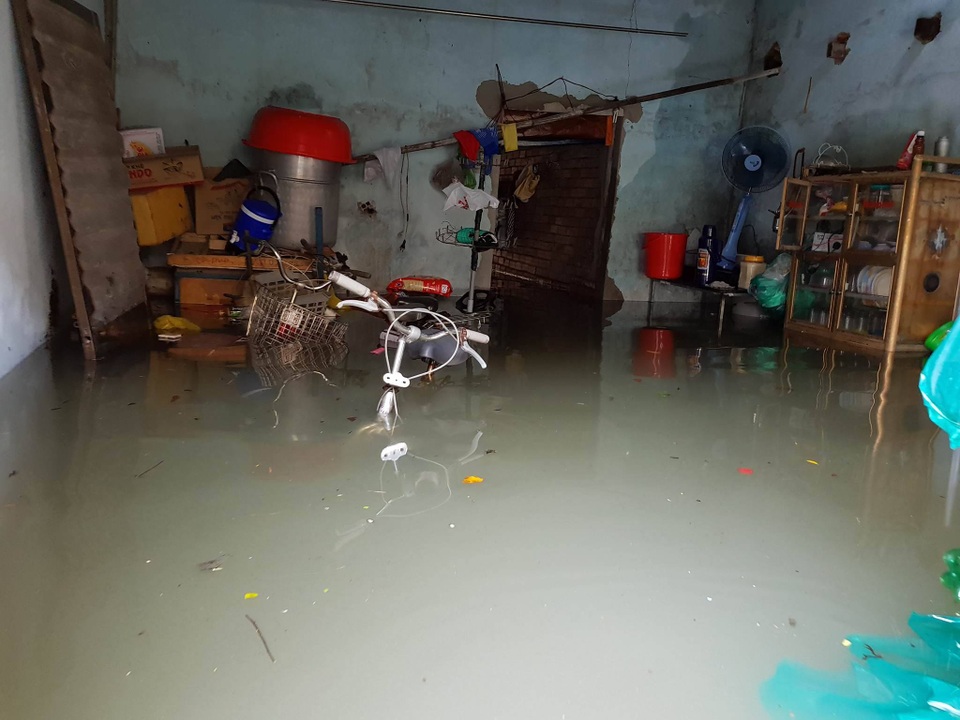 Nhà ngập sâu cả mét, dân Sài Gòn bỏ việc cứu tài sản - 10 Nước tràn vào nhà gây hư hỏng tài sản