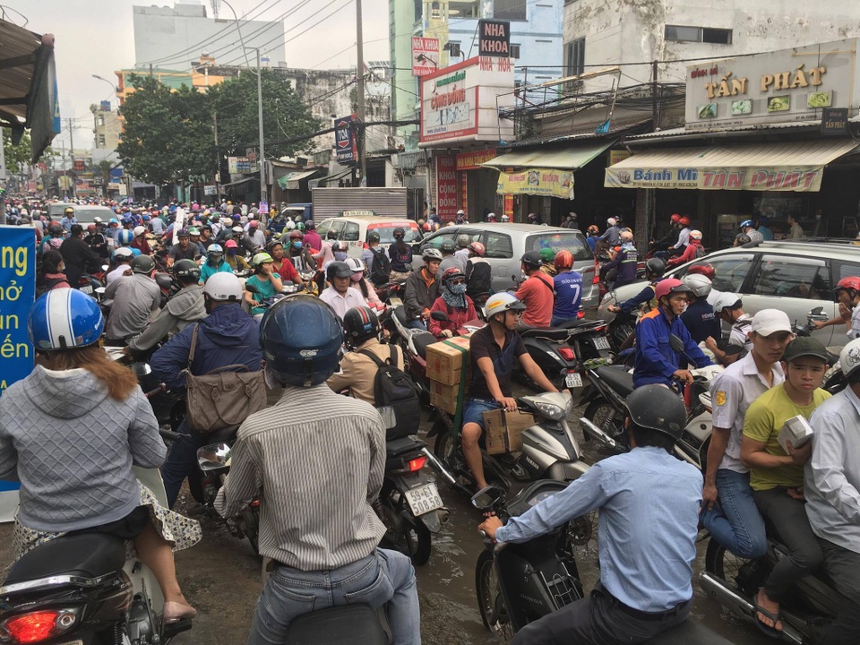 Nhà ngập sâu cả mét, dân Sài Gòn bỏ việc cứu tài sản - 13 Đường Nguyễn Xí (quận Bình Thạnh) ùn ứ do ngập