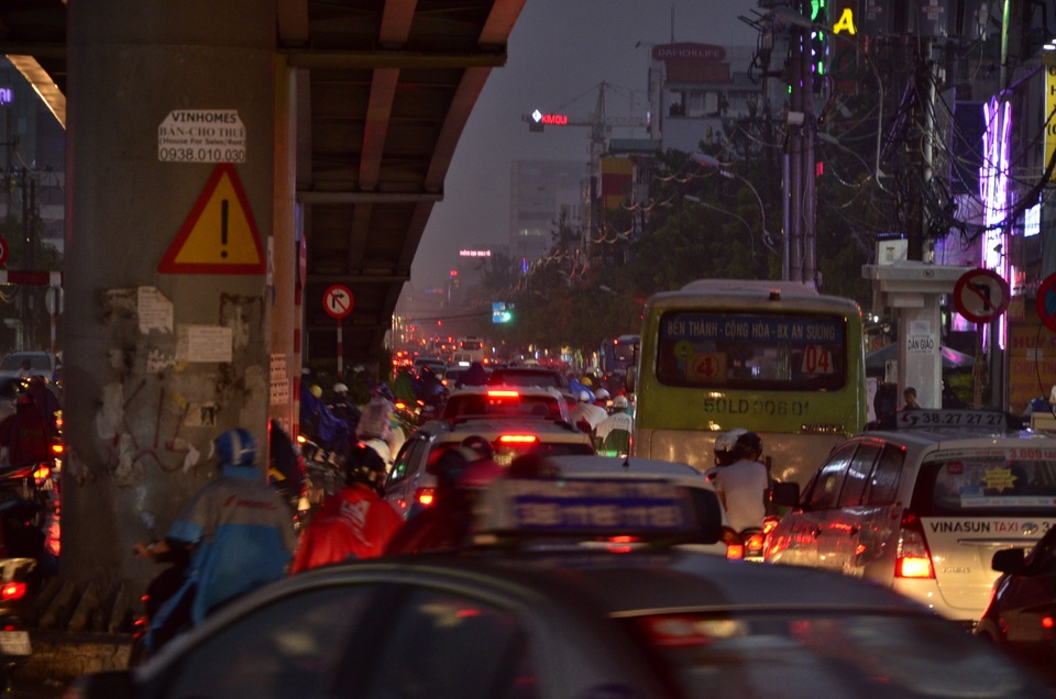 2 trận mưa dồn dập, Sài Gòn rối loạn vì ngập nước, kẹt xe - 11
Đường Cộng Hoà dưới chân cầu vượt Lăng Cha Cả