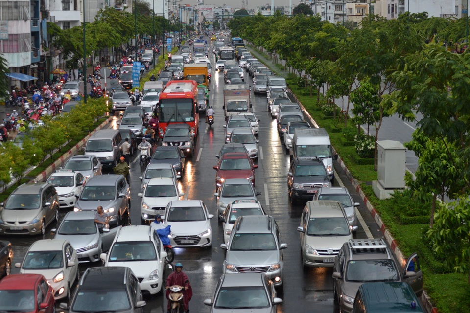 2 trận mưa dồn dập, Sài Gòn rối loạn vì ngập nước, kẹt xe - 12
Đường Cộng Hoà dưới chân cầu vượt Lăng Cha Cả