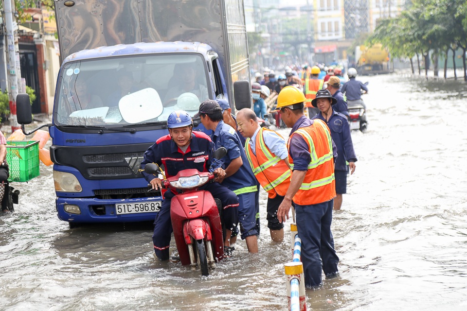 Nhà ngập sâu cả mét, dân Sài Gòn bỏ việc cứu tài sản - 7 Đường phố ngập nước, xe chết máy la liệt