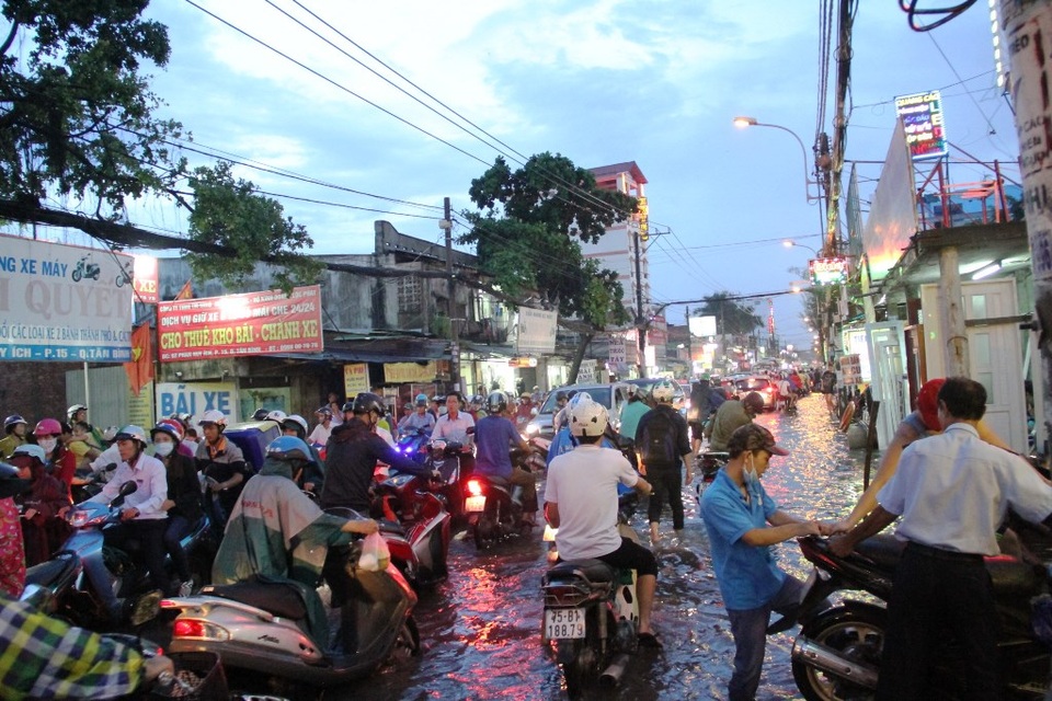 Đường phố Sài Gòn lại ngập nặng sau mưa lớn - 11 Giao thông ùn ứ do đường ngập