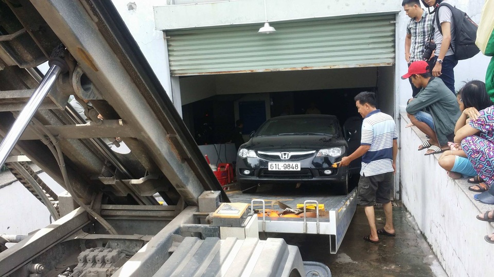 Nhà ngập sâu cả mét, dân Sài Gòn bỏ việc cứu tài sản - 6
Người dân thuê cứu hộ đến giải cứu xe trong các hầm bị ngập nước