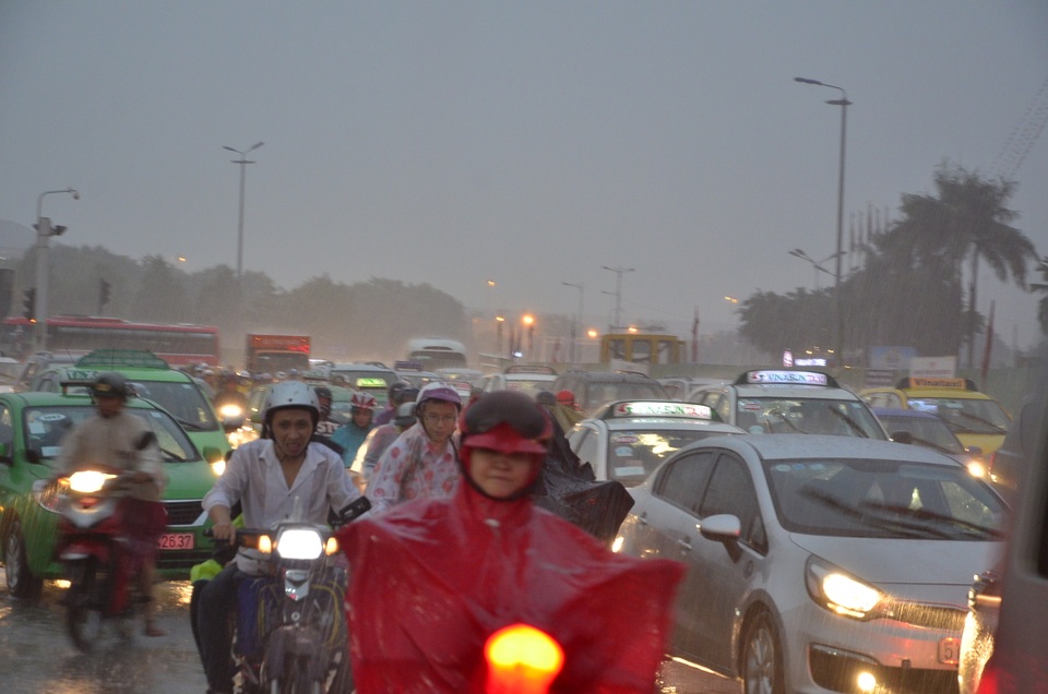 2 trận mưa dồn dập, Sài Gòn rối loạn vì ngập nước, kẹt xe - 6 2 trận mưa dồn dập, Sài Gòn rối loạn vì ngập nước, kẹt xe - 6