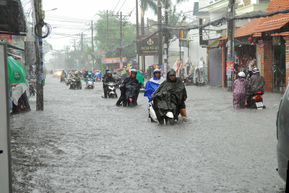 Đường phố Sài Gòn lại ngập nặng sau mưa lớn - 3 Đường phố Sài Gòn lại ngập nặng sau mưa lớn - 3