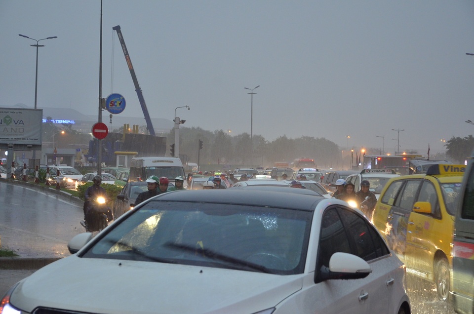 2 trận mưa dồn dập, Sài Gòn rối loạn vì ngập nước, kẹt xe - 7 Dòng xe xếp hàng dài di chuyển từ sân bay ra đường Trường Sơn