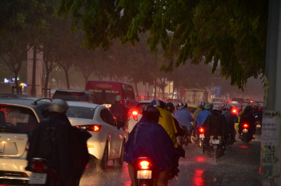 2 trận mưa dồn dập, Sài Gòn rối loạn vì ngập nước, kẹt xe - 10 Hàng nghìn người chôn chân trên đường Trường Sơn trước sân bay