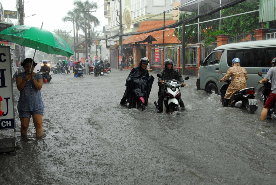Đường phố Sài Gòn lại ngập nặng sau mưa lớn - 4 Mưa như trút nước ở khu vực quận Gò Vấp, Tân Bình và quận 12 (TPHCM) chiều 24/5