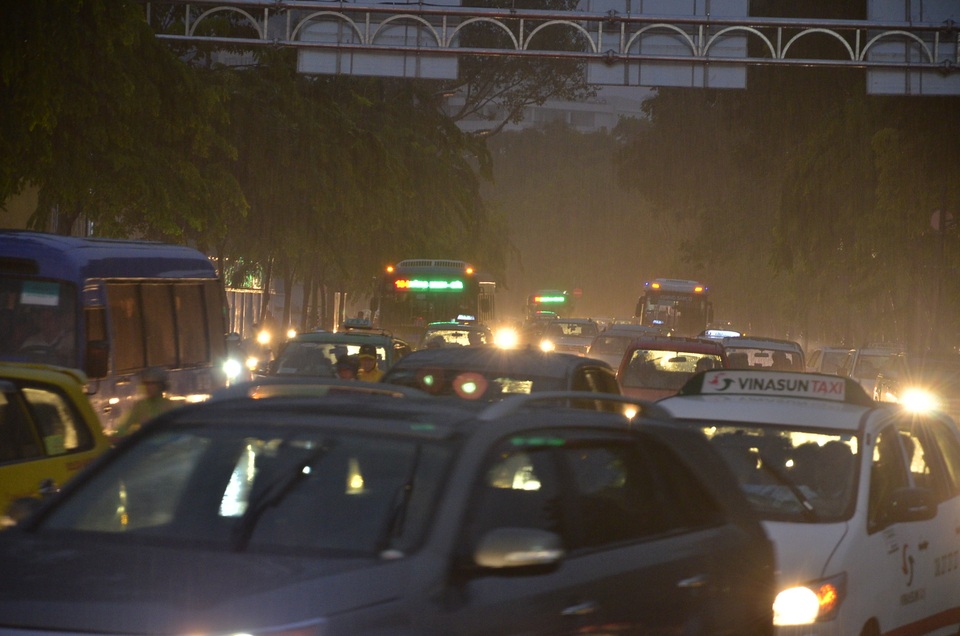 2 trận mưa dồn dập, Sài Gòn rối loạn vì ngập nước, kẹt xe - 9 2 trận mưa dồn dập, Sài Gòn rối loạn vì ngập nước, kẹt xe - 9